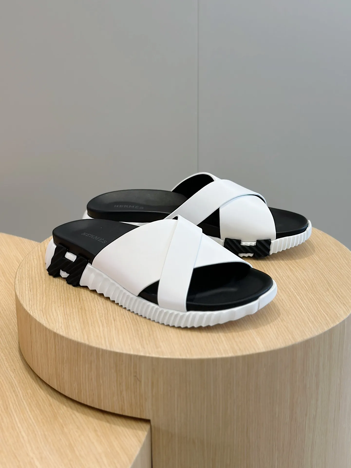 [HERMÈS] Top men's shoes 💰: 340💰 Size: 39-44 (38.45 46 custom-made) Herme*H Home Hermès Men's Sandals and Slippers - Original Replica Purchase the original version and make it one to one, the outsole is privately modeled, and the outsole color corresponding to each color is the same as the original version. Come to those who know the stuff 💪 The ultra-light soles are designed in contrasting colors, and they feel so comfortable on your feet! Calfskin, cowhide feet, private mold outsole.